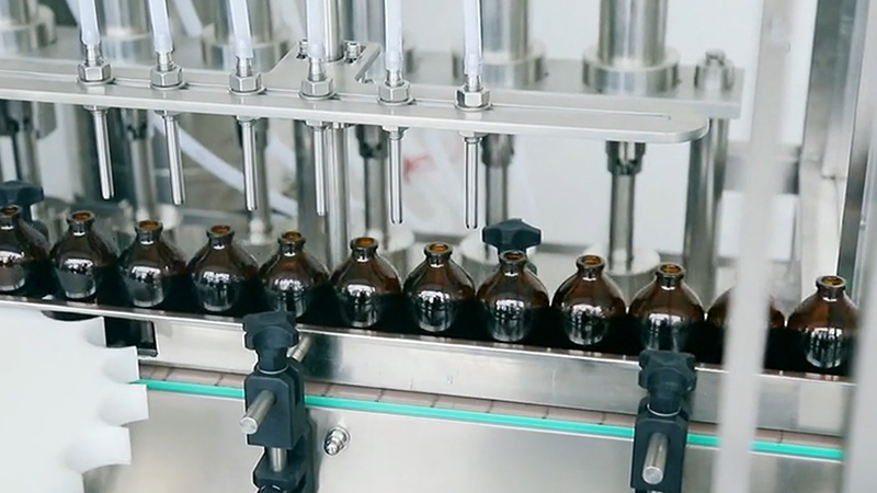 哪些商品是由自动液体灌装机灌装的？ 