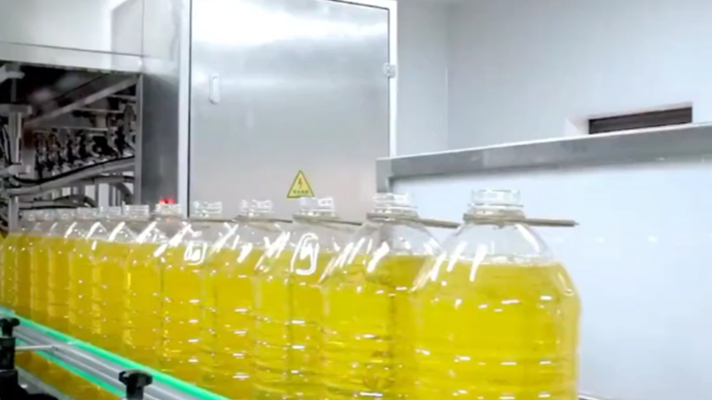 哪些商品是由自动液体灌装机灌装的？ 